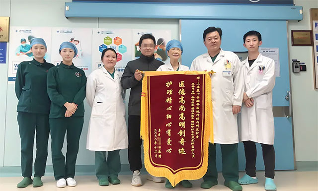 患者家屬贈送錦旗并與李主任團(tuán)隊(duì)合影